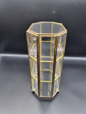 Vitrine présentoir en verre et laiton – Forme hexagonale -