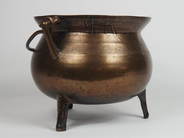 Three-legged cauldron (grape) with founder’s mark - Kookpan, Antiquités & Art, Antiquités | Autres Antiquités