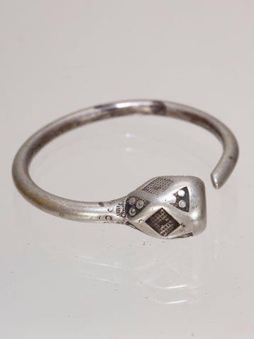 Enkele Tuareg hoepeloorbel, tsabit-type – Niger – zilver van