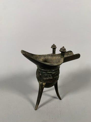 Oud-Chinees, Ming-dynastie Brons Driepotige coupé Jue - 18, Verzamelen