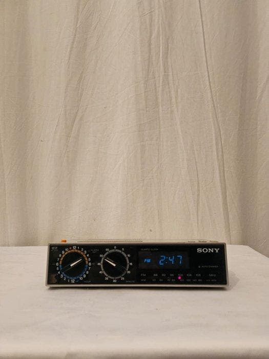 Klok - Sony EZ II - Plastic - 1980-1990 - Wekkerradio, Antiek en Kunst, Kunst | Designobjecten
