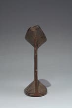 Een houten beeld. - Neksteunen - Tanzania (Zonder