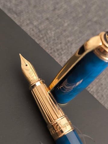 S.T. Dupont, Stylo plume St Dupont atelier bleu laque plume, Collections, Stylos