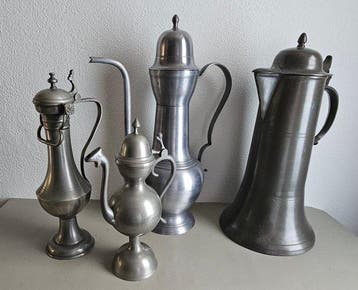 Kan (4) - Tin - 4 schenkkannen van tin .