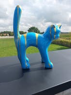 Beeld, garden statue cat color blue with gold paint color -