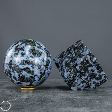 Exclusieve gabbro-set uit Madagaskar – Twee unieke, Verzamelen