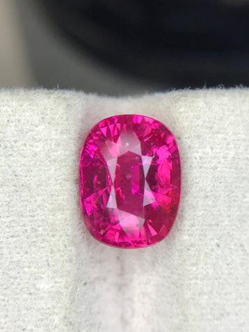 1 pcs Roze, Rood Robijn - 4.08 ct - Gem research Swiss Lab, Nieuw