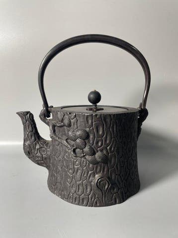 Theepot - gietijzer - Pine and Crane Boomstronk