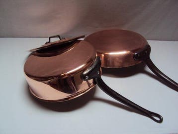 1 Grande casserole et son couvercle et 1 grande poêle à