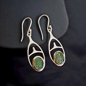 MOLDAVITE. Oorbellen van zilver 925. Ambachtelijke