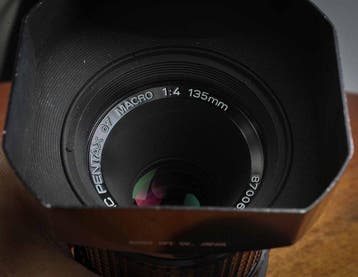 Pentax SMC PENTAX 67 MACRO 1:4 135mm avec un parasoleil 120