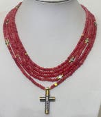 Natuurlijke robijn met katholiek kruis tweekleurig en