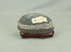 Steen - Suiseki Stone 0,8 kg met houten standaard - Shwa, Antiek en Kunst