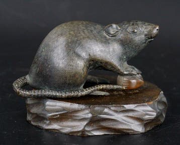 A Japanese bronze okimono / carving of a mouse, Meiji, Antiquités & Art