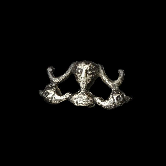 Oud-Romeins Zilver Broche Neptunus met dolfijnen, Fibula, Antiquités & Art, Antiquités | Autres Antiquités