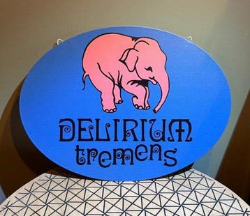 Prachtig bierembleem Delirium - Metalen plaat - 35 cm x 26, Antiek en Kunst