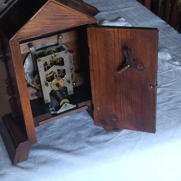 klok met carillon - Messing, Glazuur, IJzer, Hout -