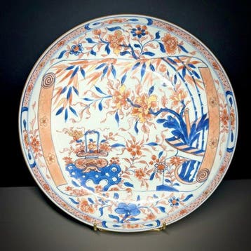 ANTIEKE CHINESE VERGULD IMARI CONCAAF DIENPLAAT / BORD, IN