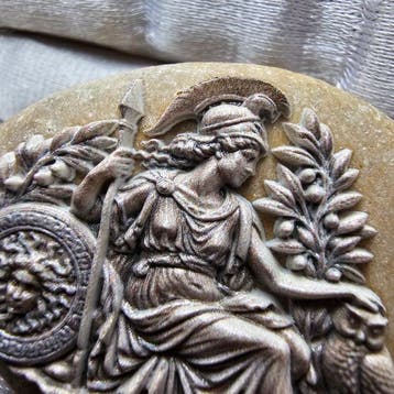 Griekse mythologie — Athena aan de troon gezeten met heilige