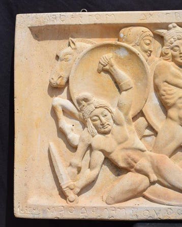 sculptuur, Bassorilievo di battaglia - 80 cm - marmerstof