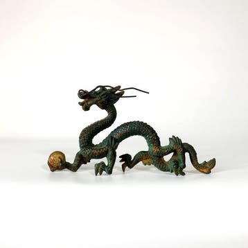 Gilded Bronze Dragon & Pearl Ornament () - sculptuur