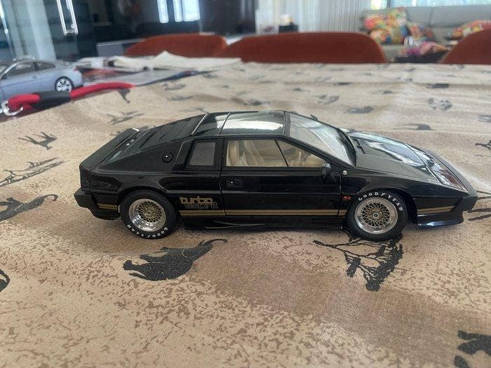 Autoart 1:18 - Modelauto - Lotus Esprit Turbo, Hobby en Vrije tijd, Modelauto's | 1:5 tot 1:12