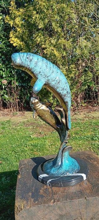 sculptuur, een bronzen sculptuur van een manatee met young -