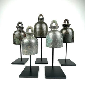Groupe de cinq cloches de temple en bronze cambodgiennes. -