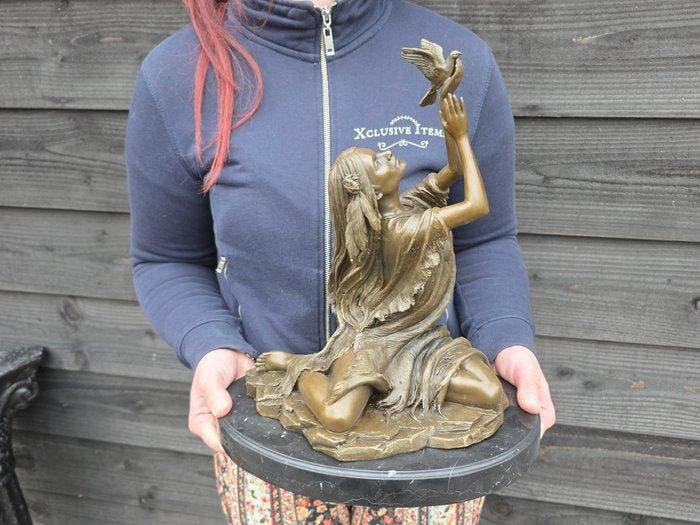 Beeld, Large Bronze: Lady Releasing Bird - 35 cm - Brons,, Antiek en Kunst, Kunst | Designobjecten