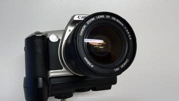 Canon EOS 500N + EF 28-80mm + EF 80-200mm + BP-8 | Single