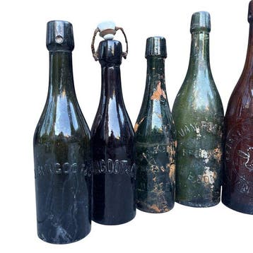 Antieke reliefgeperste bierflessen afkomstig van historische