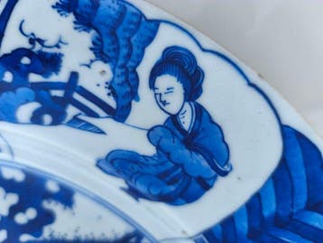 Een monumentale Chinese porseleinen blauw-witte schotel met, Antiek en Kunst