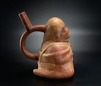 Precolumbiaans. Moche Knielende priester keramisch vat Met