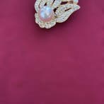 Verguld, Bloemmotief met parel en Swarovski-kristallen -