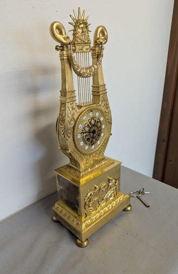 Horloge en forme de lyre - - Bronze doré - 1800-1850 -