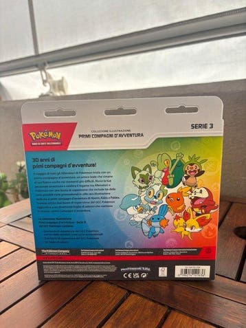 Pokémon - 1 Booster bundle - First Partner Illustration, Hobby en Vrije tijd, Nieuw