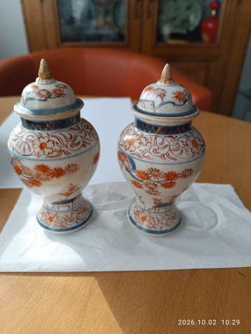 Paire de petits pots couverts Imari japonais, période Meiji,
