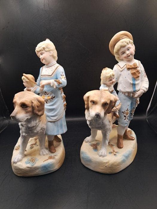 Unknown - Beeldje - Kinderfiguren met honden (2) - Biscuit, Antiek en Kunst, Antiek | Glaswerk en Kristal