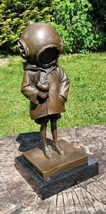 naar banksy - Sculpture, bronzen banksy duikertje - 31 cm -