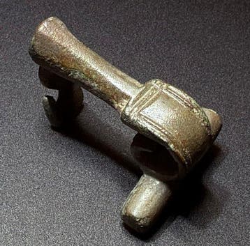 Oud-Romeins Bronzen, klassieke, mooi gevormde Knie fibula,