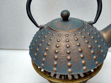 Kanne mit Messingstövchen - Theepot - Gietijzer geanodiseerd