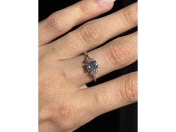 Veiling - Witgouden ring met blauwe labdiamant en zijstenen