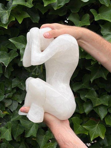XXL Calciet edelsteen sculptuur – Zittende Denker – 9 kg -