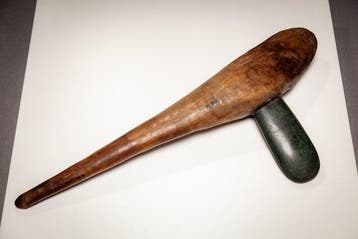 Monumentale steenbijl met pen-groef verbinding - Jakabiliga, Antiek en Kunst