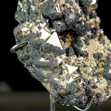 Uitzonderlijk pyriet-mineraalmonster op matrix - Piramide-, Verzamelen