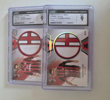 LOTTO RARO 2024-25 DAKA AC Milan - BAGGIO Red /35 & PULISIC, Verzamelen, Nieuw