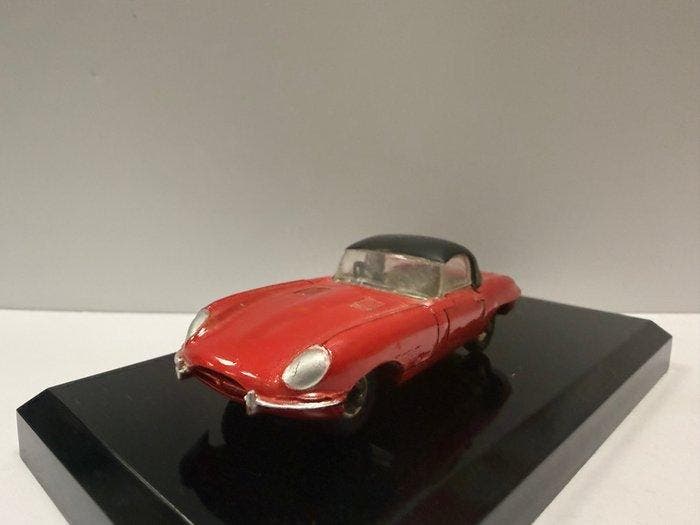Dinky Toys - Modelauto (2) - 120 & 157 - Jaguar E-Type en, Hobby en Vrije tijd, Modelauto's | 1:5 tot 1:12