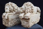 sculptuur, Coppia leoni - 16 kg - 31 cm - Carrara-marmer.