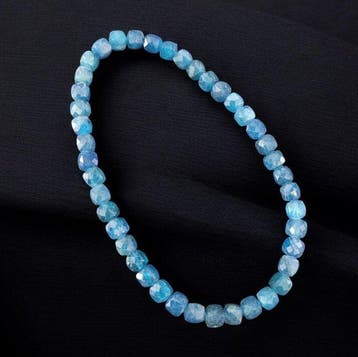 Hoogwaardige blauwe apatietarmband. Kubusvormige