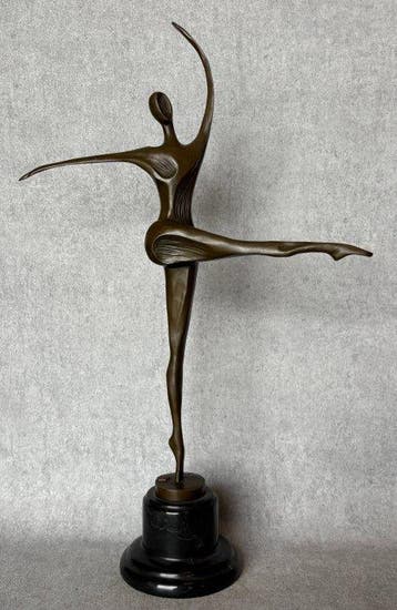 Beeld, Modern bronzen sculptuur van een dansende vrouw - 57